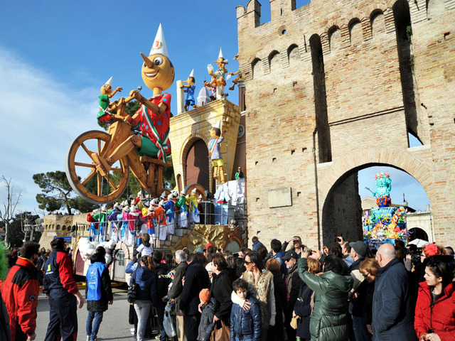 Fano: oudste carnavalstoet in Italië