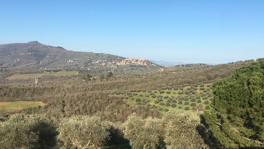 Zicht op Panicale vanaf de loggia van Pianali