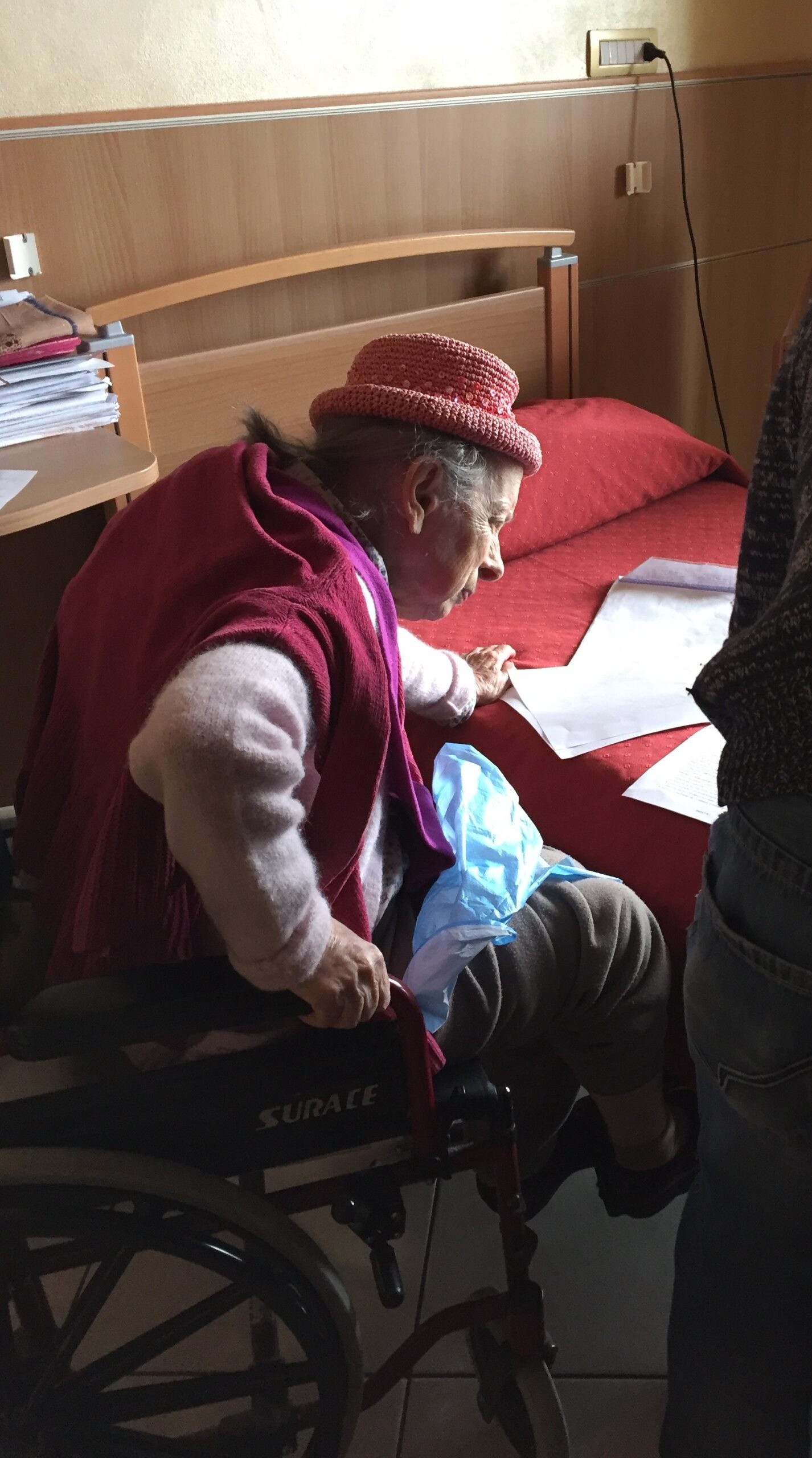 Mara Prugnola met hoedje