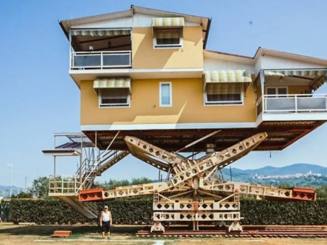La casa volante: de villa die omhoog kan om de zee te kunnen zien