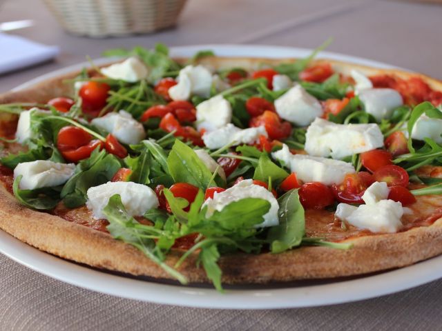 Pizza in de kleuren van de Italiaanse vlag