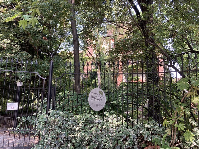 Toegangspoort tot de Orto Botanico di Brera in de wijk Brera