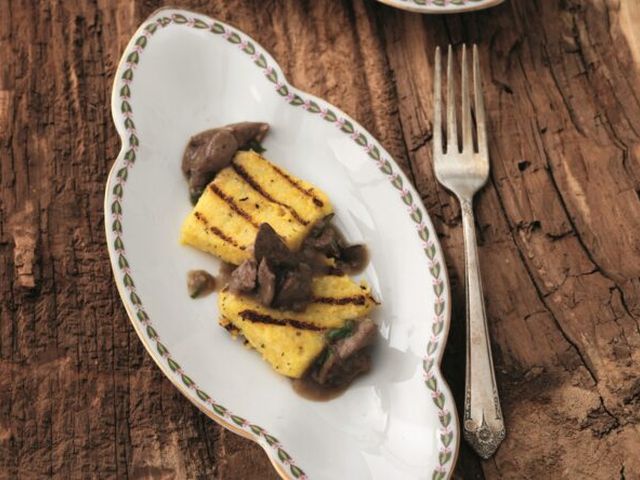 Buonissimo appetito (143): Gegrilde rozemarijnpolenta met levertjes